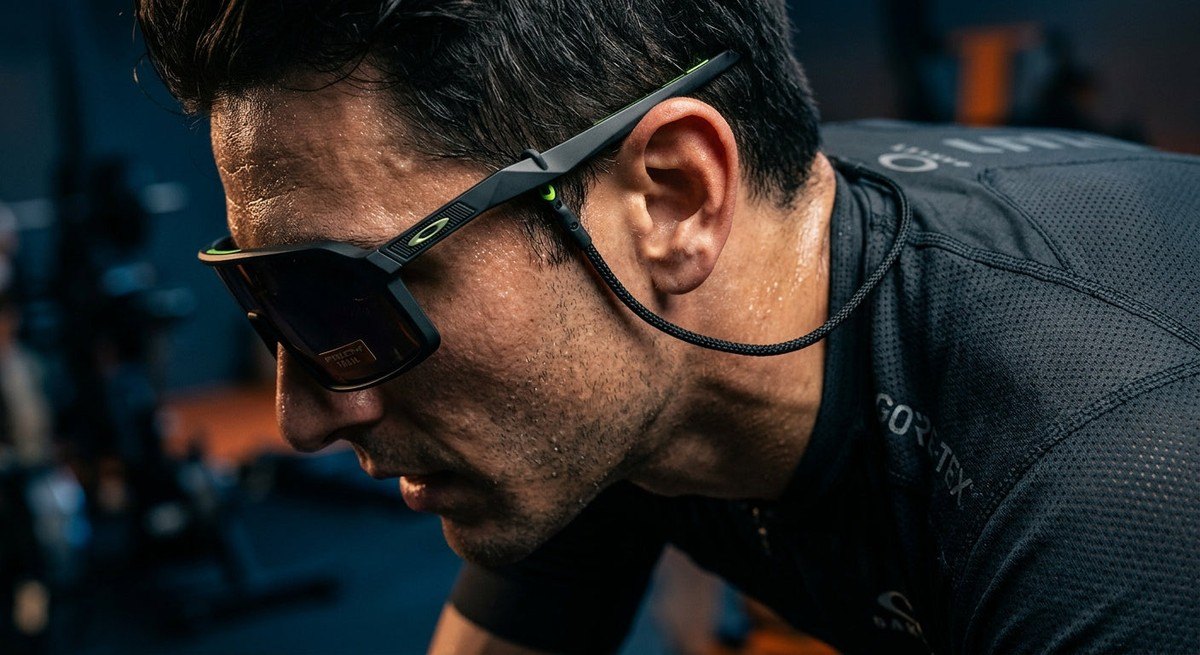 A detailed studio macro shot highlighting the ergonomic temple tips and frame geometry of high-performance sports eyewear.