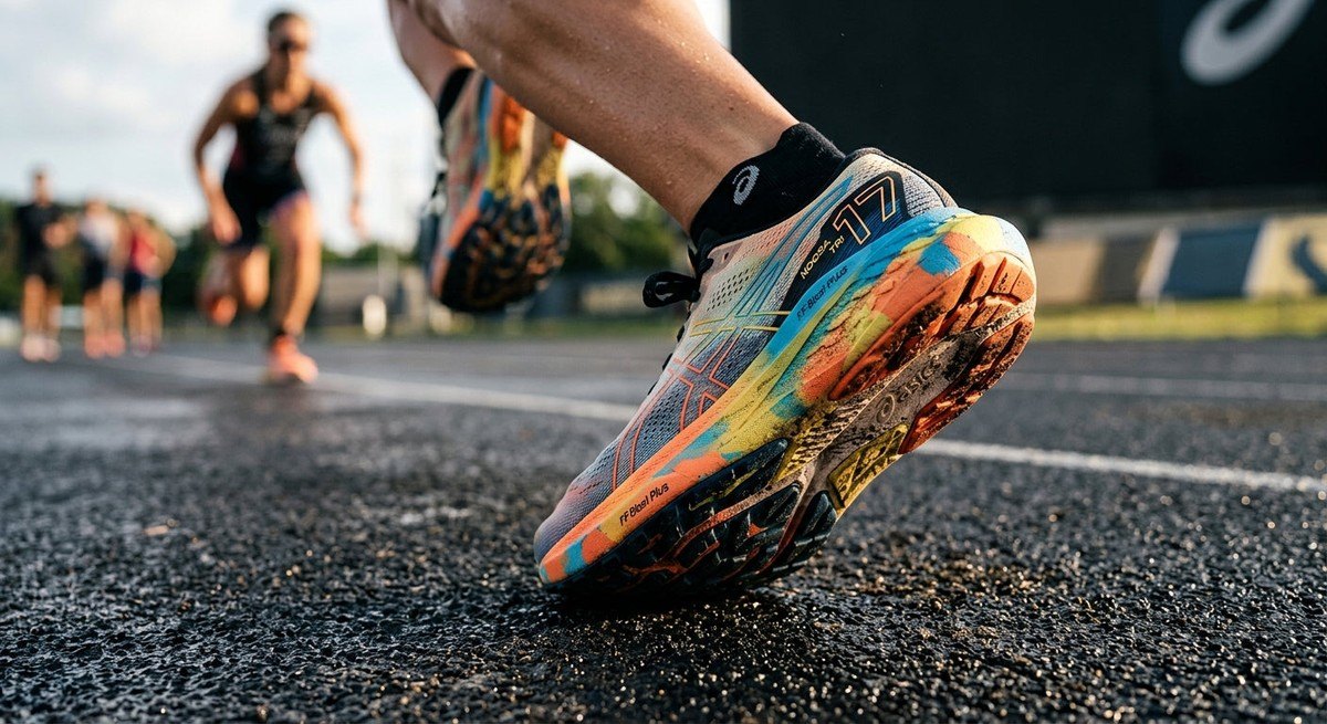 Close-up of the Asics Noosa Tri 17 midsole and outsole texture showcasing advanced foam technology and athletic grip.