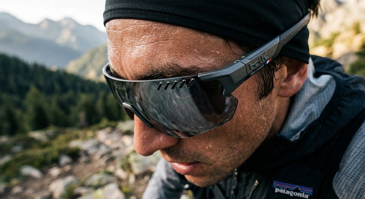 Close-up of the Bollé Trailchaser lens showing anti-fog ventilation channels and sharp, realistic texture details.