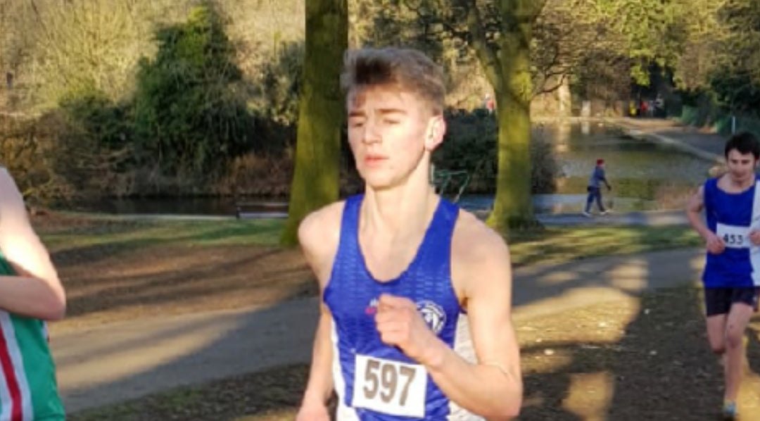 triathlete running cross country